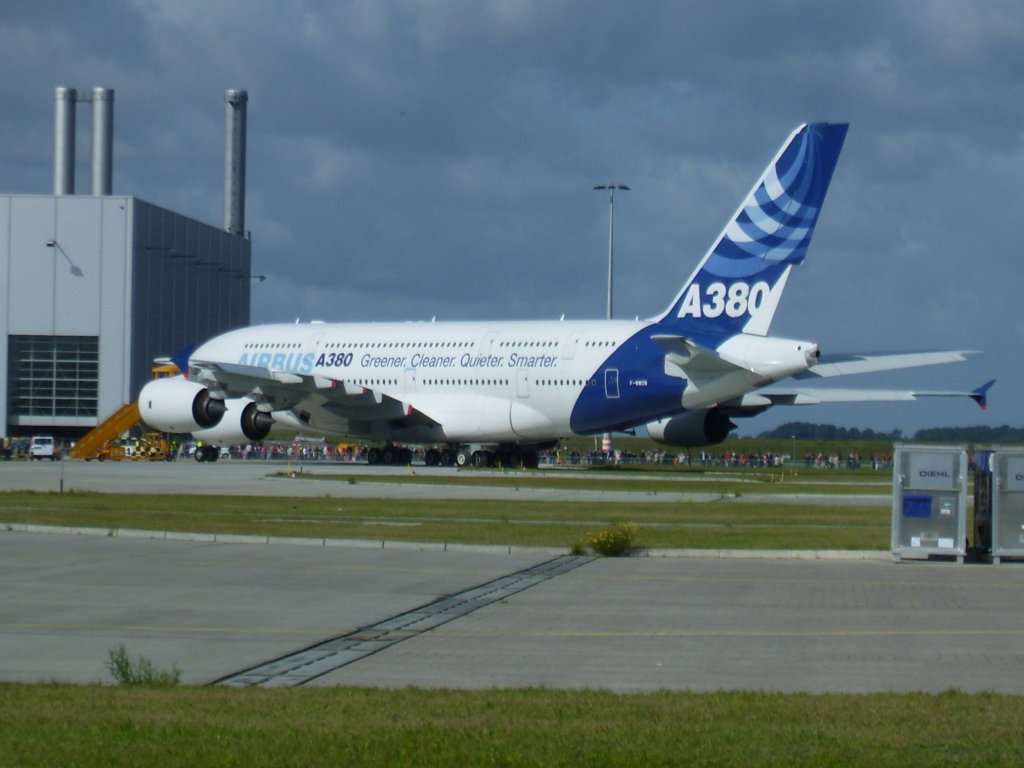 Airbus Industrie, A380-841, F-WWOW auf dem Flughafen von Finkenwerder. Aufgenommen am 05.09.09.
