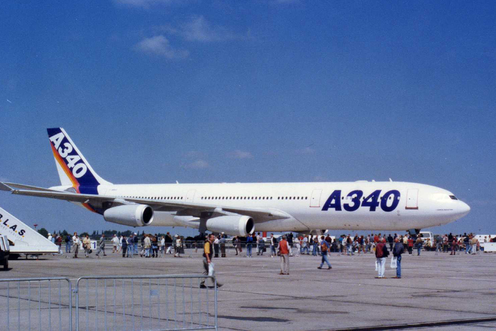 Airbus Industries A 340 auf der ILA 1998 in Berlin-Schnefeld (Scan)