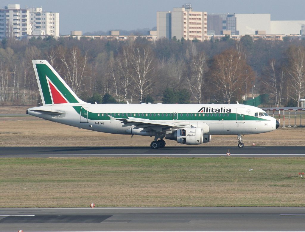 Alitalia A 319-112 I-BIMO nach der Landung in Berlin-Tegel am 03.04.2010