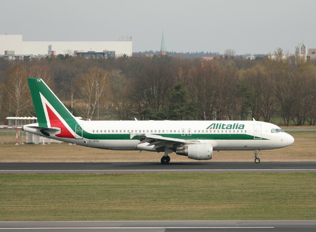 Alitalia A 320-216 EI-DTH nach der Landung in Berlin-Tegel am 15.04.2012