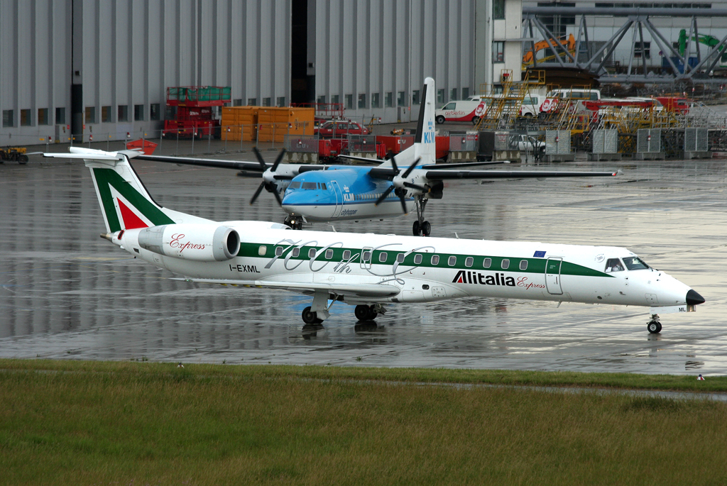 Alitalia ERJ-145 I-EXML rollt zur 23L in DUS / EDDL / Dsseldorf am 15.06.2006