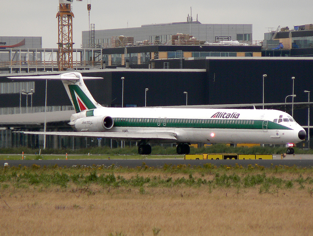 Alitalia MD-82 I-DATL rollt auf dem Taxiway zum Gate in AMS / EHAM / Amsterdam am 12.07.2007