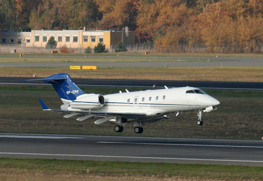 Alliance Air Bombardier BD-100-1A10 Challenger 300 VP-CPF beim Start in Berlin-Tegel am 31.10.2009