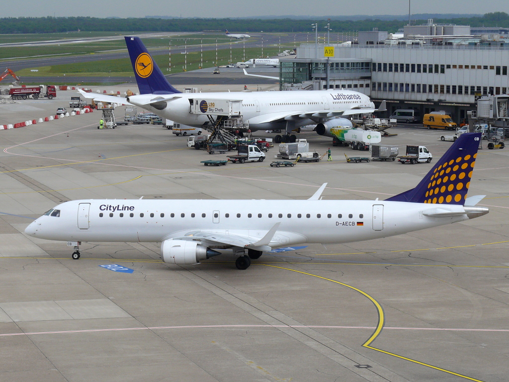 Alltag in Dsseldorf, im Vordergrund: CityLine; D-AECR; Embraer ERJ-190-100LR, und im Hintergrund: Lufthansa  Hamm ; D-AIKC; Airbus A330-343X. Flughafen Dsseldorf. 10.05.2010.