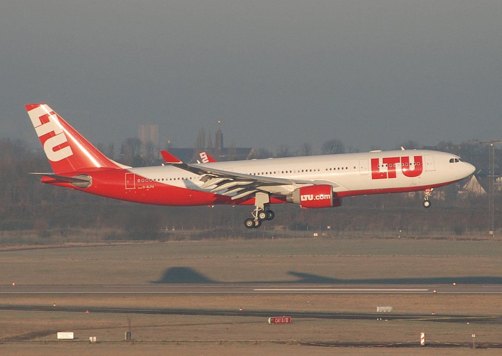 Als sie noch in den  neuen  LTU-Farben flog. D-ALPA (Airbus A330-223) kurz vor der Landung in Dsseldorf am 03.01.2009.