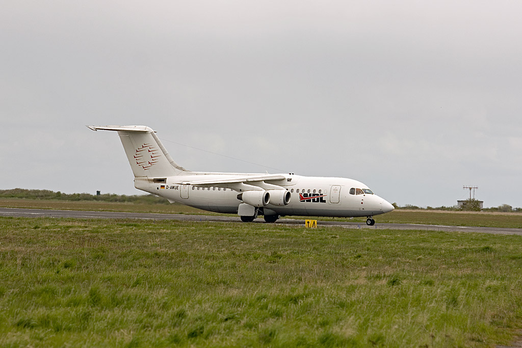 Am 10. Mai 2010 war die D-AWUE von WDL Aviation fr Air Berlin auf die Insel Sylt gekommen. Auf dem Foto rollte die BAe 146-200 vom Terminal 1 des Flughafen Sylt zur Startbahn, um nach Dsseldorf zurck zufliegen.