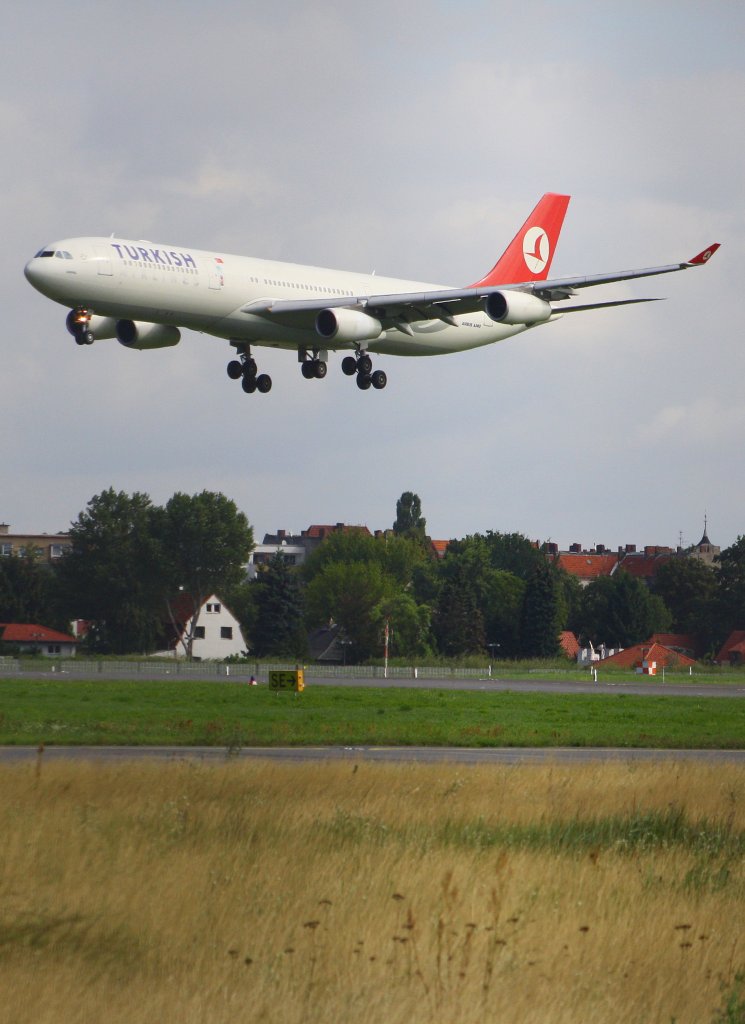 Am 19. August 2010 genau um 10.50 Uhr landet dieser Airbus A340-300 der Turkish Airlines in Berlin-Tegel