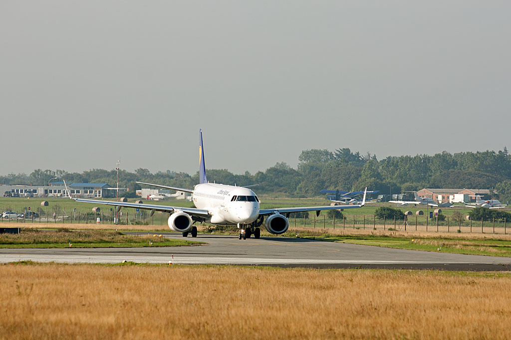 Am 21. August 2011 rollte die D-AECD zur Runway des Flughafen Sylt, um nach Frankfurt zurck zu fliegen.