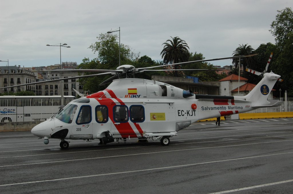 Am 26.05.2010 ein Helicopter einer Hilfsorganisation auf dem Hafengel�nde in