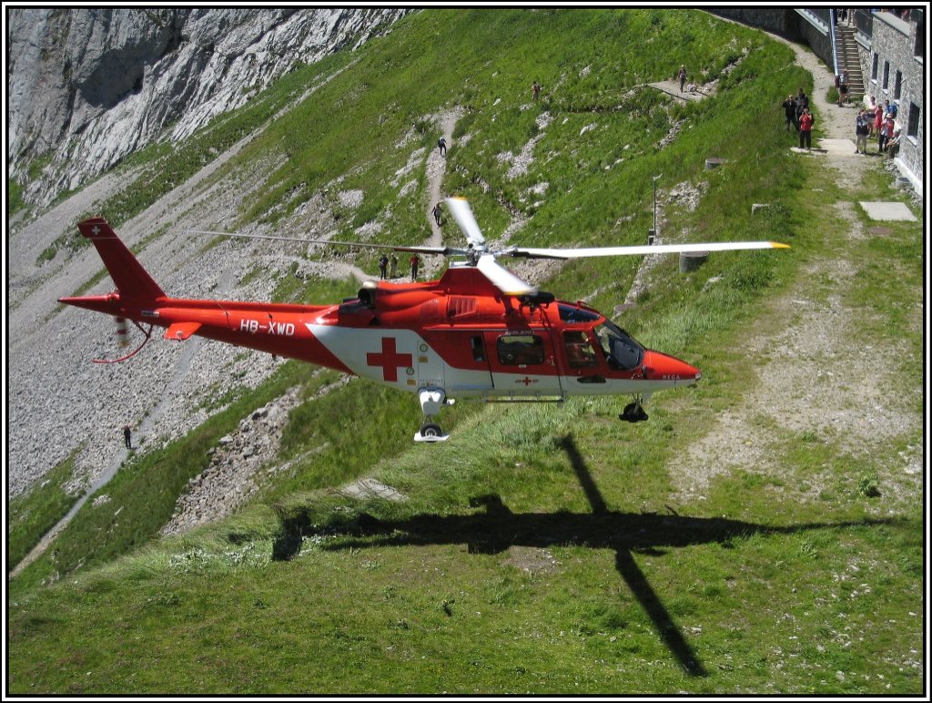 Am 26.07.2009 war dieser Rettungshubschrauber vom Typ Agusta A109 am Pilatus in der Schweiz im Einsatz, hier beim Abflug.