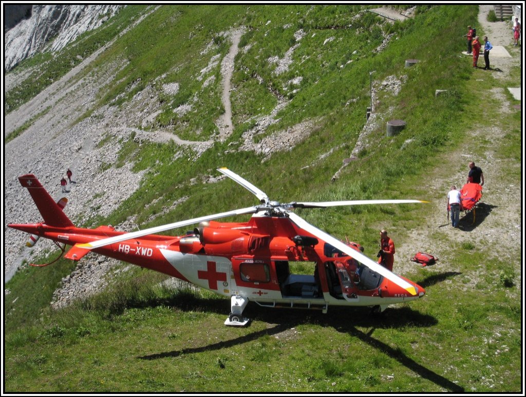 Am 26.07.2009 war dieser Rettungshubschrauber vom Typ Agusta A109 am Pilatus in der Schweiz im Einsatz.