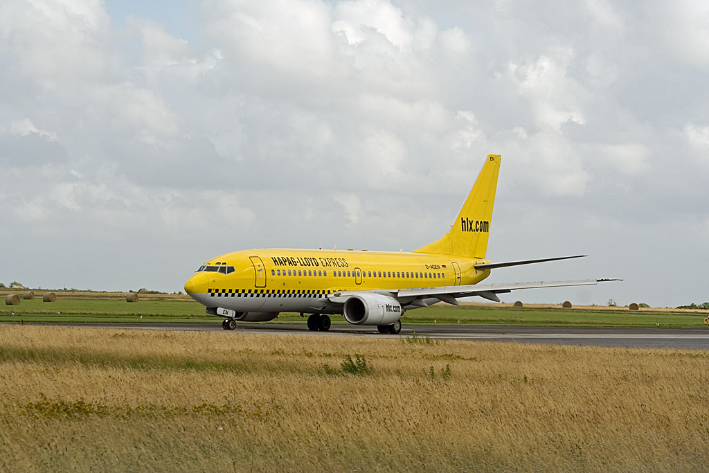 Am 27. Juli 2007 stand die D-AGEN auf dem Vorfeld 1 des Flughafen Sylt. Die D-AGEN hate TUIFly von Germania im Rahmen eines Wet-Lease von gemietet und trgt noch die Lackierung von der HLX.