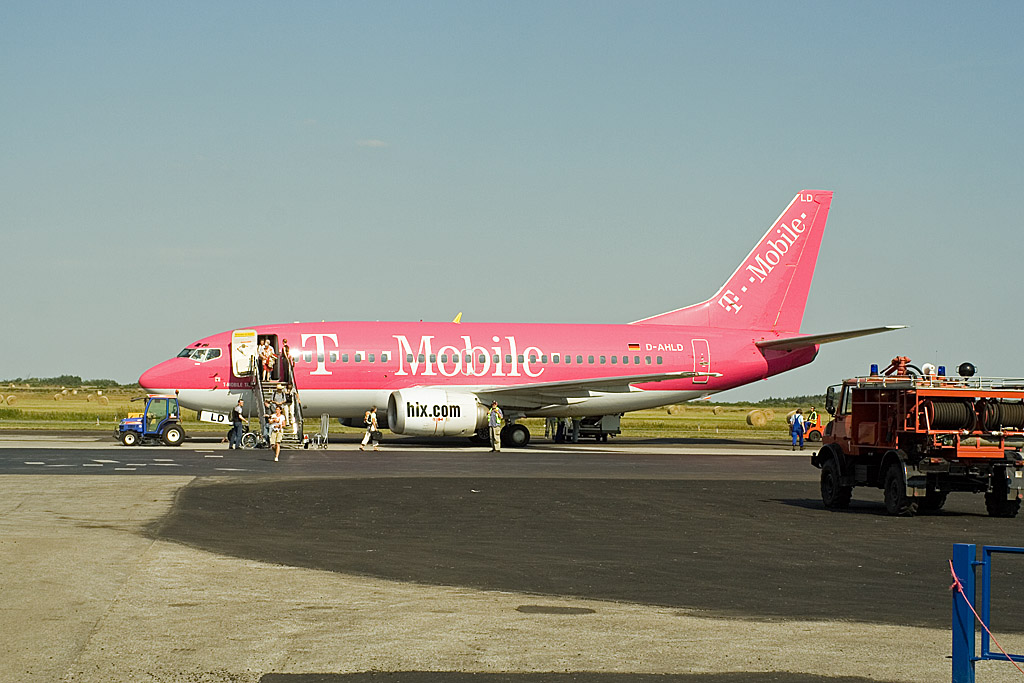 Am 3. Juli 2006 stand die D-AHLD von HLX mit der T.Mobil-Werbung auf dem Vorfeld 1 des Flughafen Sylt.