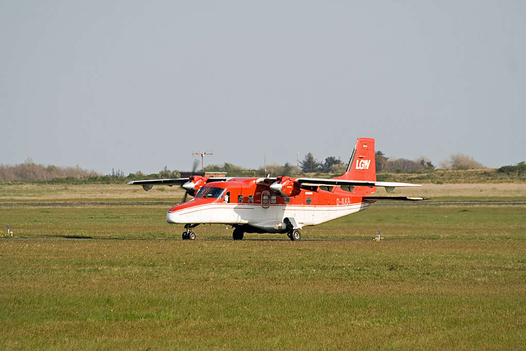 Am 4. Mai 2008 machte sich die rote Do228-100 D-ILKA der Luftgesellschaft Walter von Flughafen Sylt zum Rckflug nach Dortmund auf.