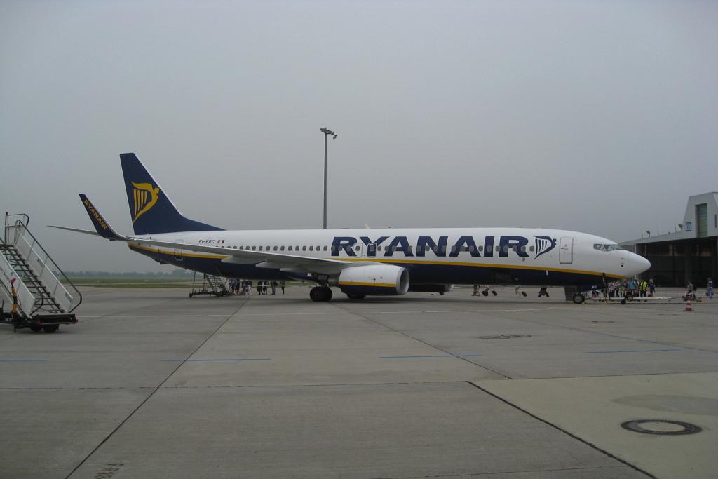 Am 8.6.2011 steht die nagelneue Boeing 737 von Ryanair zu ihrem Flug nach Riga bereit.