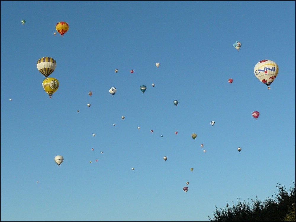 Am Himmel bei Fhren richtig was los. Mosel Ballon Fiesta 21.08.2010.