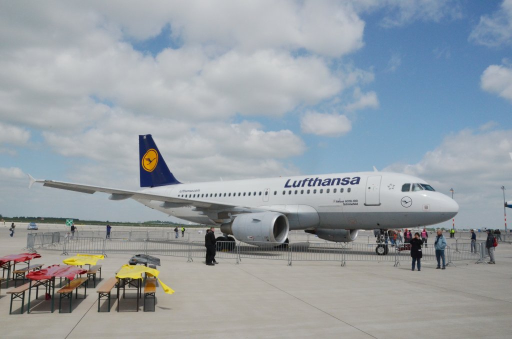 Am Tag der offenen Tr am neuen Flughafen Schnefeld steht der ,,Airbus  A319-100 Schnefeld‘‘ zur Schau auf dem neuen Flugfeld. Gesehen am 12.05.2012.