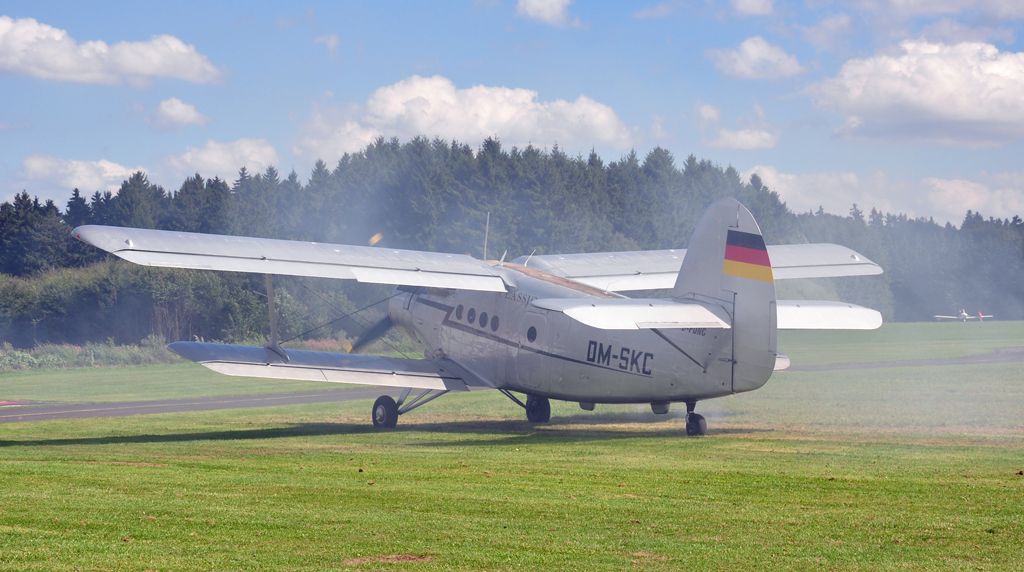 An-2 D-FONC, eingehllt im Abgasnebel, auf dem Flugtag in Breitscheid - 21.08.2010