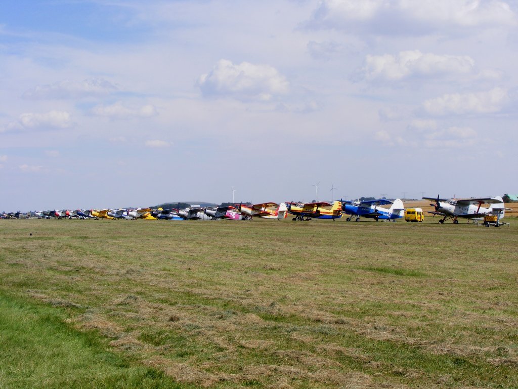 AN 2 in Vorstartlinie bei Antonow AN 2 Meeting am 7.8.2009 auf dem Fluplaz Gera (EDAJ).Es sind 17 der 22 anwesenden ANNAs zu sehen.