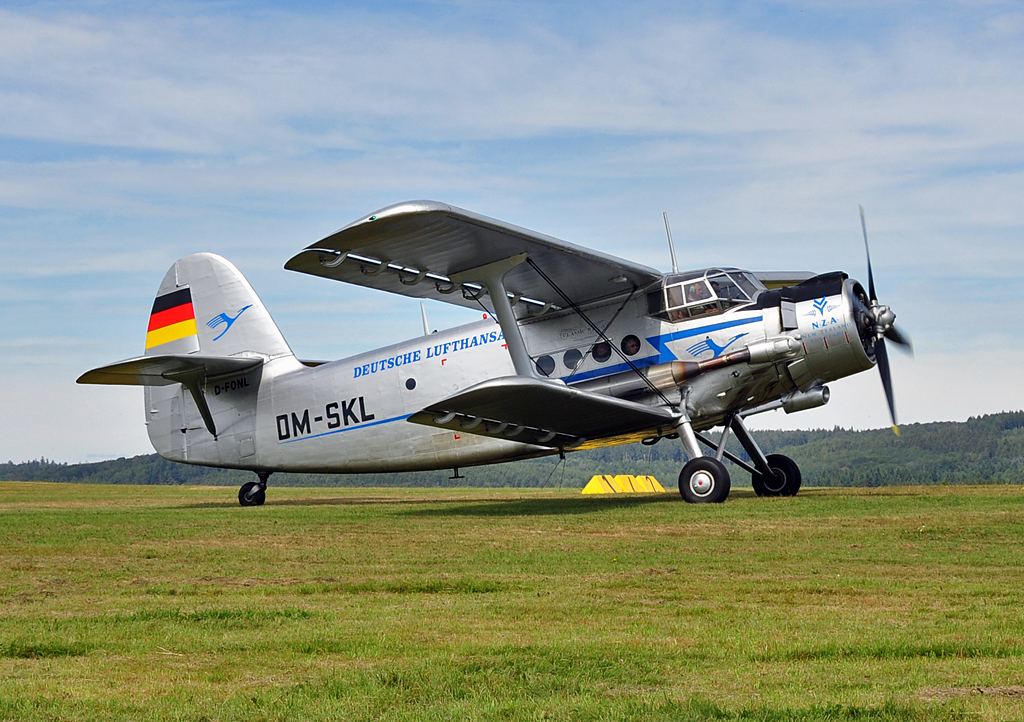 An-2T D-FONL mit langem Auspuffrohr incl. Schalldmpfer bei Rundflgen am Flugplatz Wershofen - 02.09.2012