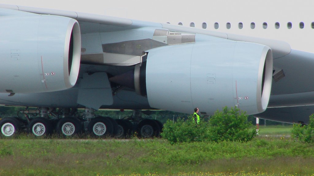 Anhand dieses Bildes kann man sehen, wie gro die Turbofan-Trent 900-Triebwerke eines Airbus A380-800 sind. Der Durchmesser betrgt 2,95m; fast so gro wie ein afrikanischer Elefantenbulle. Ein einzelnes dieser Riesen entwickelt einen Schub von 70.000 ibs und alle vier Engines zusammen knnen beim Start ein maximales Gewicht von bis zu 560 Tonnen in die Luft heben, das ist soviel wie vier Blauwale zusammen.



           Das Foto wurde am Montag, den 31. Mai 2010 auf dem Flughafen Karlsruhe/Baden-Baden gemacht, als der der erste Lufthansa-A380 (Zulassung D-AIMA) sein ganztgiges Flugtraining absolvierte.