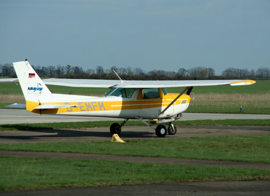 Arrow Air Service Cessna 152 D-EMFM am 16.04.2010 auf dem Flugplatz Strausberg