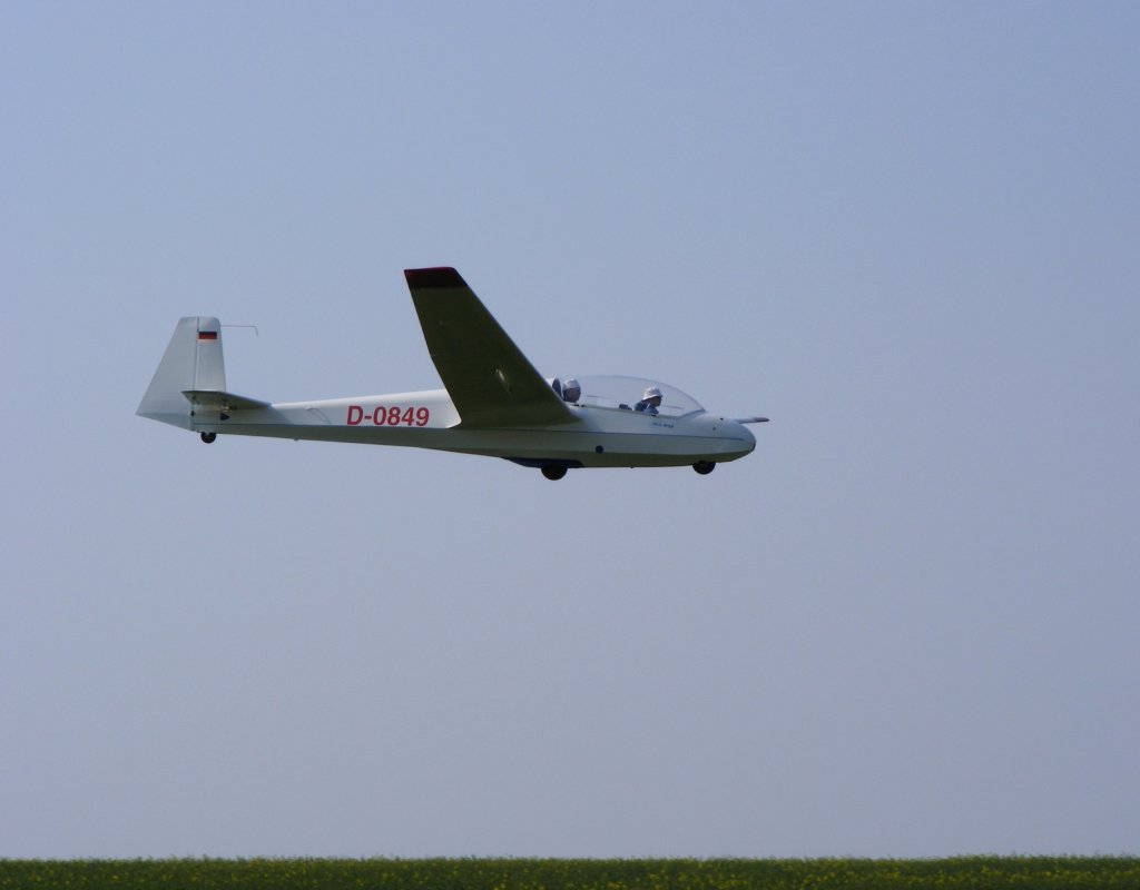 ASK-13 D-0849 vom Luftsportverein Gera (EDAJ) im Endanflug am 22.4.2011