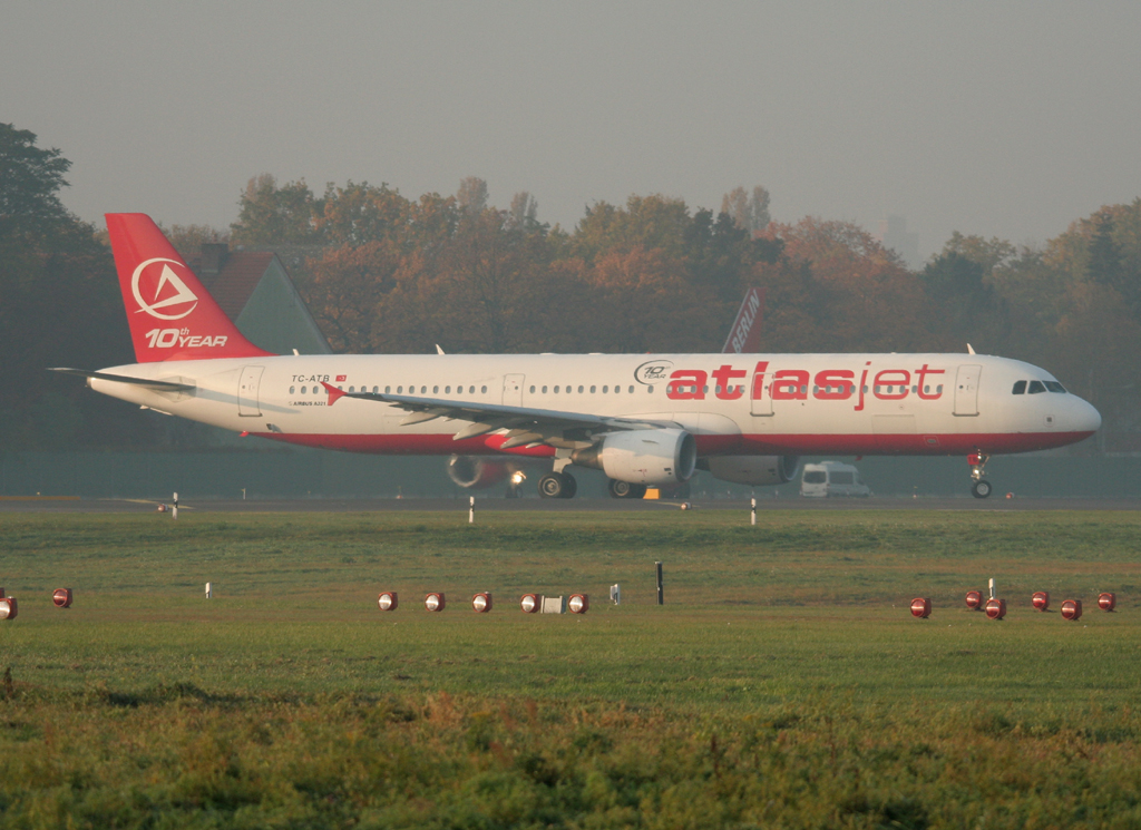 Atlasjet A 321-211 TC-ATB kurz vor dem Start in Berlin-Tegel an einem sehr trben Morgen des 29.10.2011