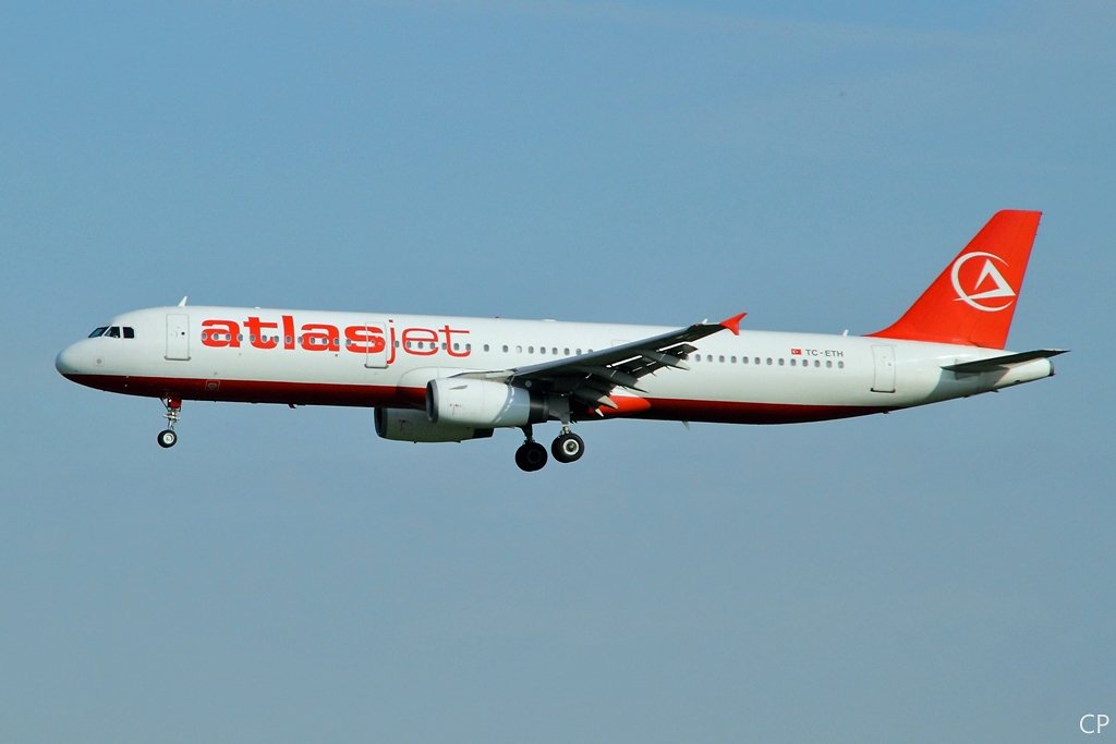 Atlasjet A321-200 TC-ETH am 6.6.2010 im Anflug auf Dresden.