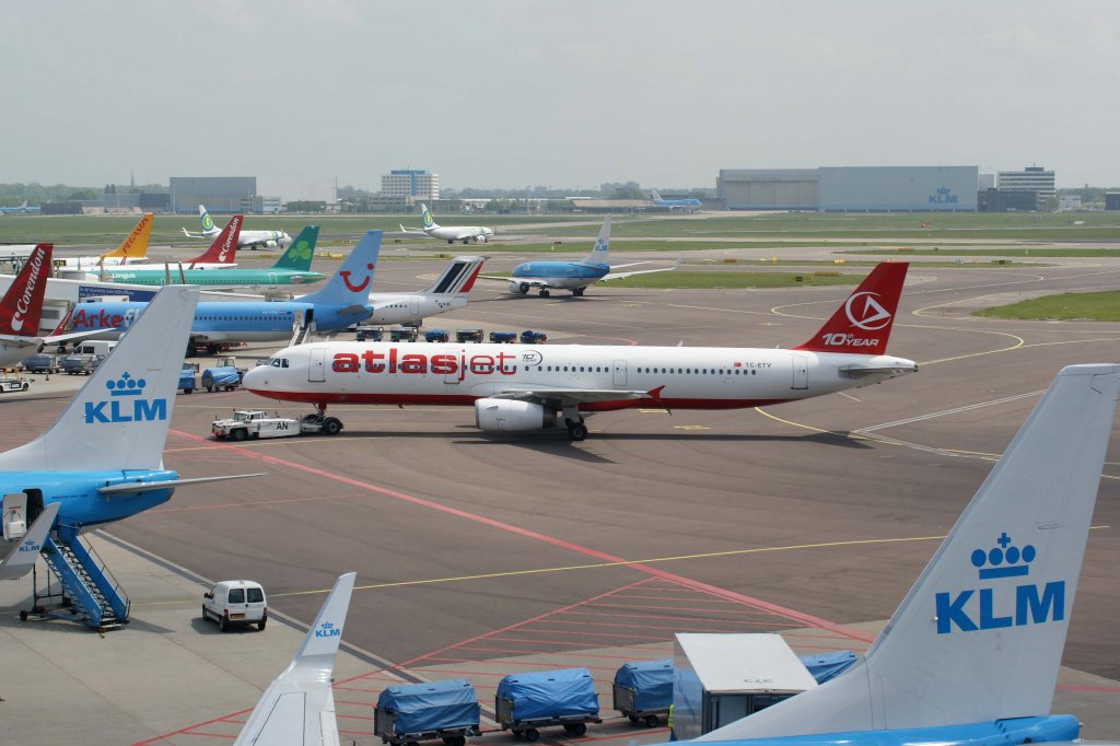 Atlasjet Airlines, TC-ETV  10-th year , Airbus, A 321-200 (buntes Treiben ringsumher), 25.05.2012, AMS-EHAM, Amsterdam (Schiphol), Niederlande