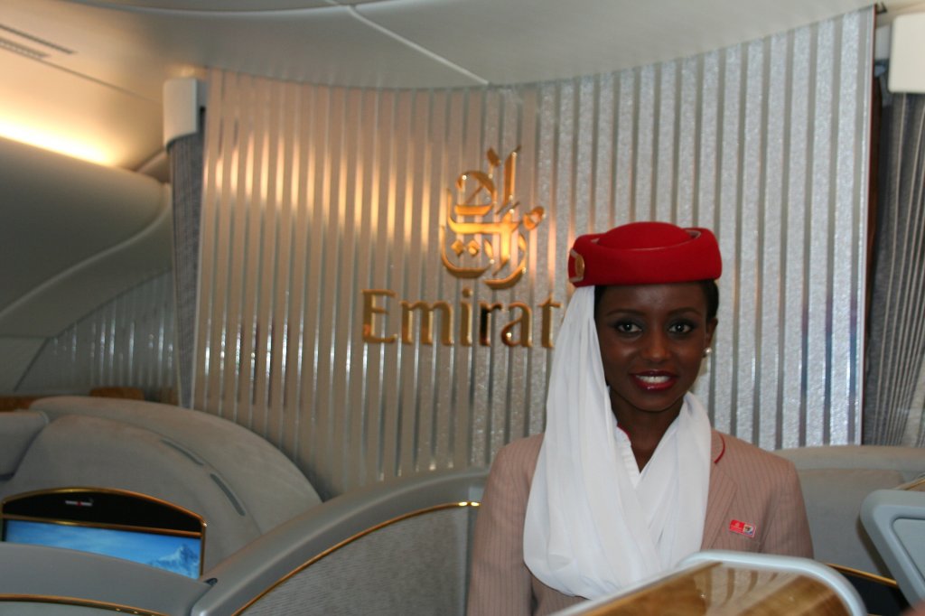 Auch zum Abschlu des Rundgangs wurde man sehr nett verabschiedet. Emirates A 380-861 A6-EDJ am 09.06.2010 auf der ILA in Berlin-Schnefeld