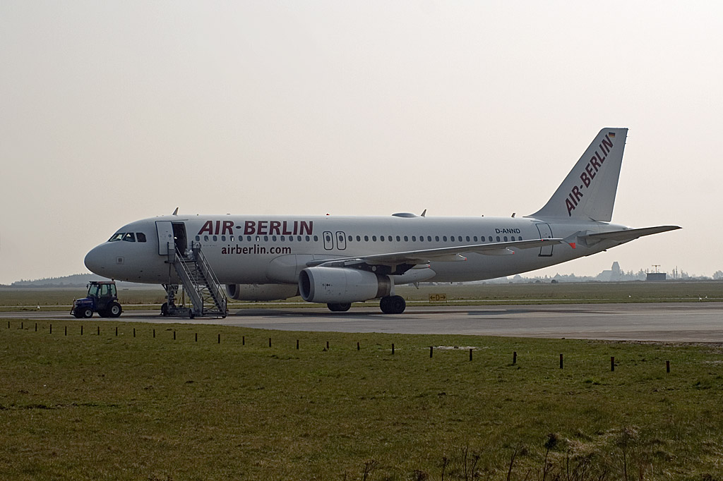 Auf dem Vorfeld 1 des Flughafen Sylt stand am 30. Mrz 2007 die D-ANND, welche Air Berlin im Rahmen eines Wet-Lease von Blue-Wings eingesetzt hatte.