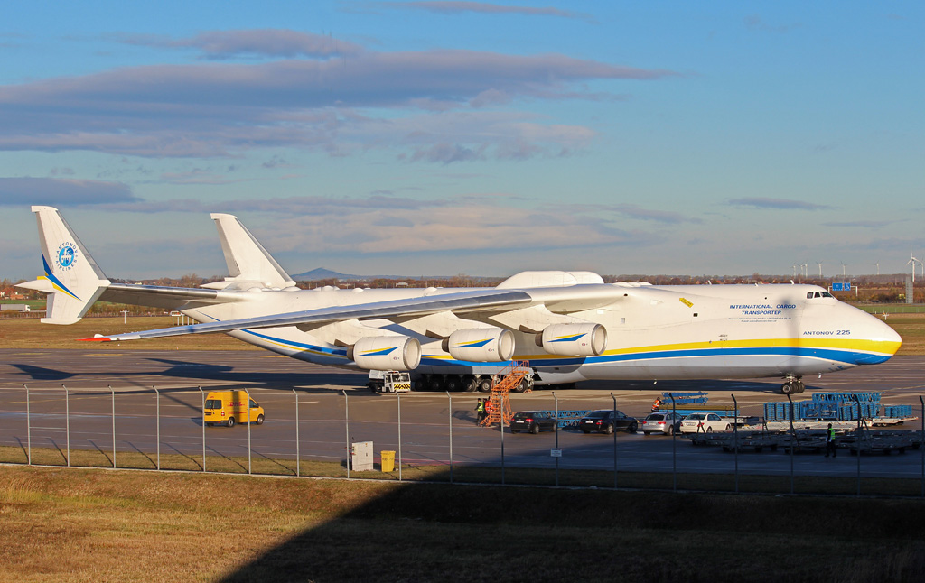 Auf dem Weg aus den USA nach Asien legte das grte Frachtflugzeug der Welt, die Antonov 225, auf dem Flughafen Leipzig/Halle einen Zwischenstop ein, 02.11.2012.