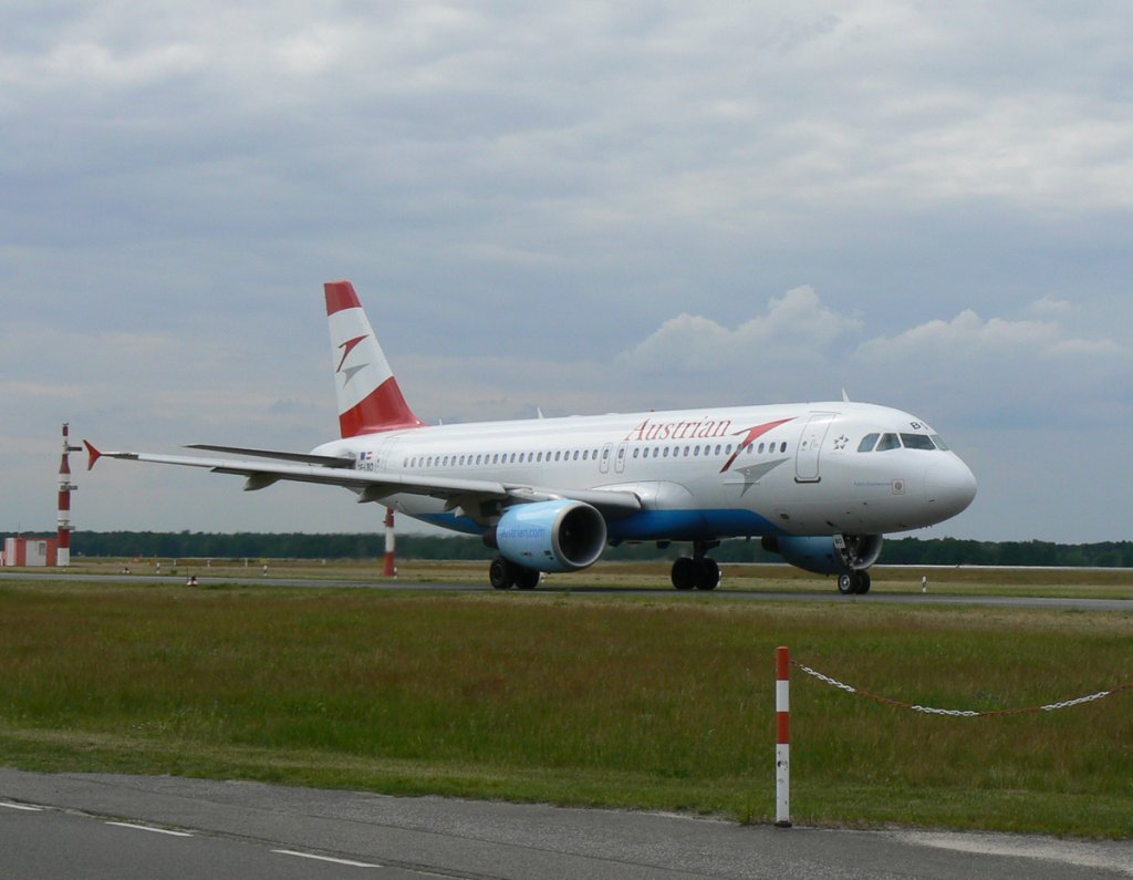 Austrian A 320-214 OE-LBO auf dem Weg zum Start in Berlin-Tegel am 27.05.2011