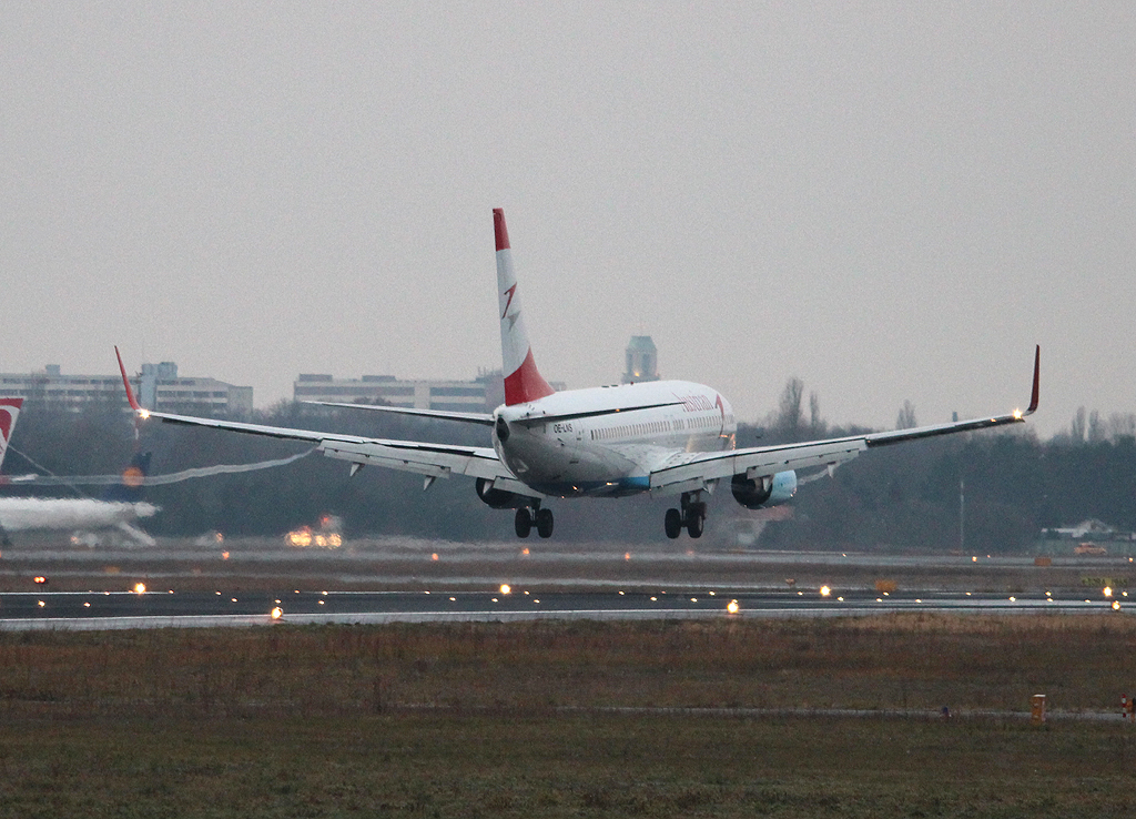 Austrian Airlines B 737-8Z9 OE-LNS bei der Landung in Berlin-Tegel am 01.12.2012