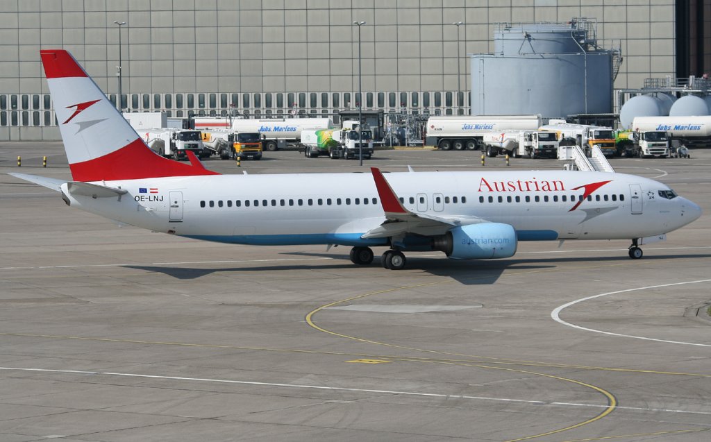 Austrian B 737-8Z9 OE-LNJ auf dem Weg zum Start in Berlin-Tegel am 21.04.2011