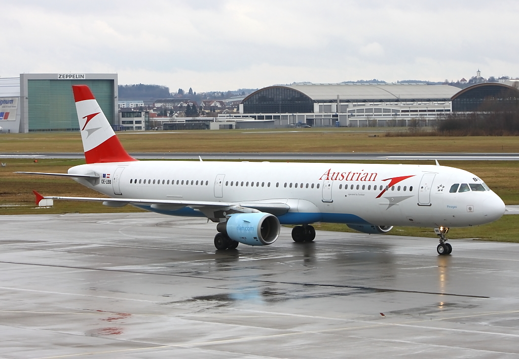Ausweichlandung in Friedrichshafen, zu sehen ist ein A321 von Austrian vor dem Terminal in Friedrichshafen, (02.02.2013)