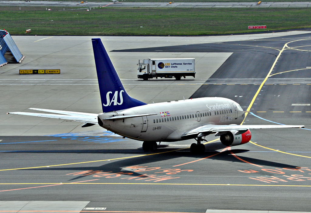 B 737-683 der SAS/Scandinavian Airlines - LN-RRX - auf einem Rollweg am Frankfurter Flughafen - 14.04.2012