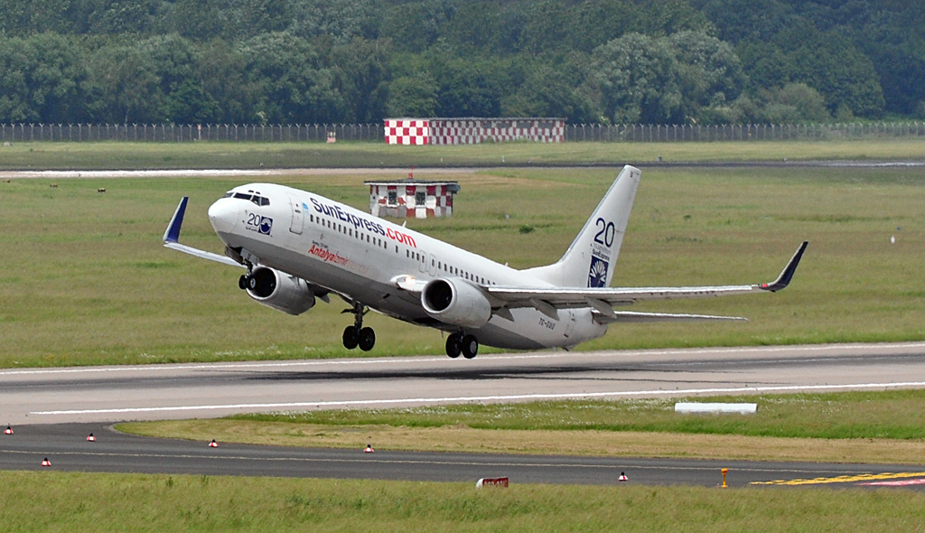 B 737-800 der  Sun Express , TC-SUU,  take off  in Dsseldorf - 07.06.2010