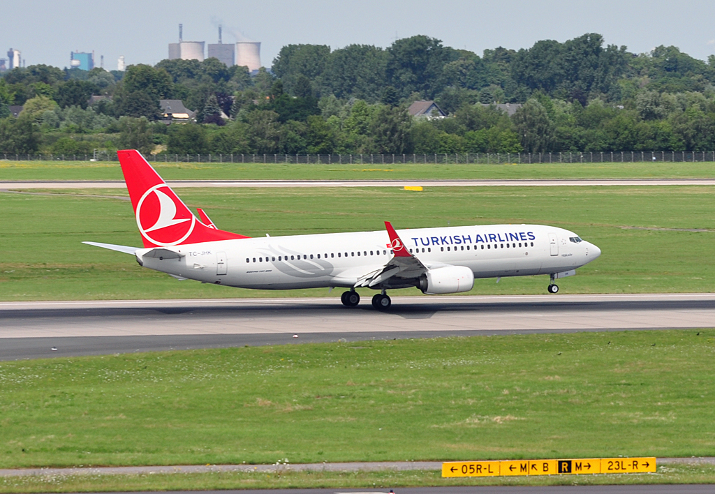 B 737-800 TC-JHK Turkish Airlines beim Aufsetzen in Dsseldorf - 24.07.2012