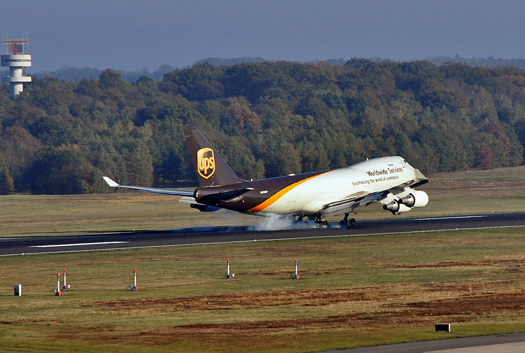 B 747-44AF N576UP  UPS  bei der Landung mit  qualmenden Socken  in Kln-Bonn - 28.10.2012