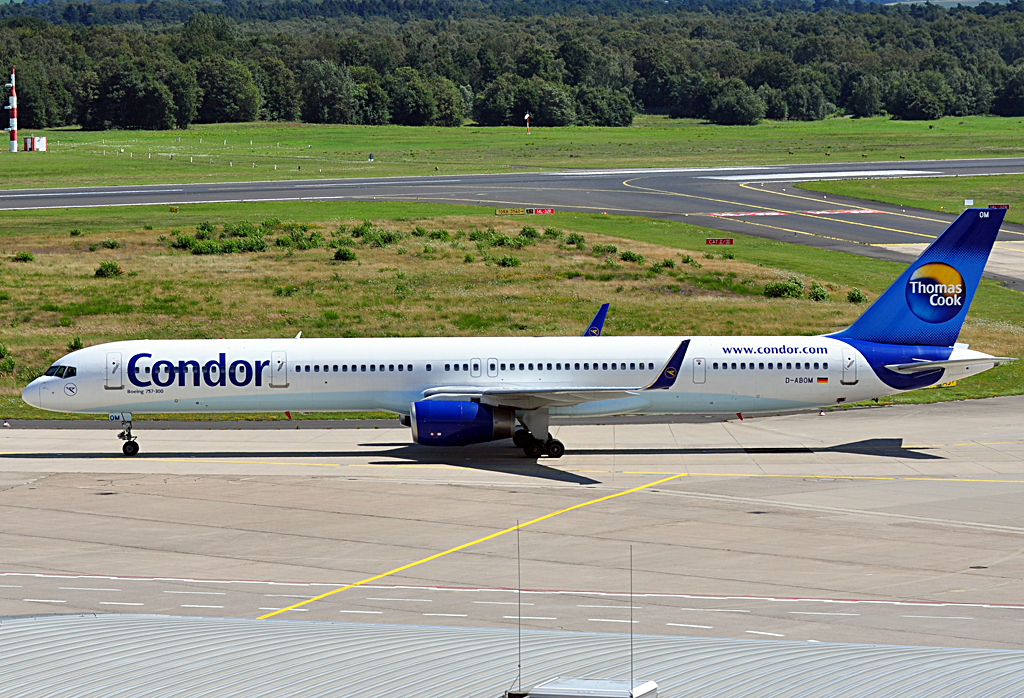 B 757-300 D-ABOM der Condor taxy at CLG - 12.08.2012