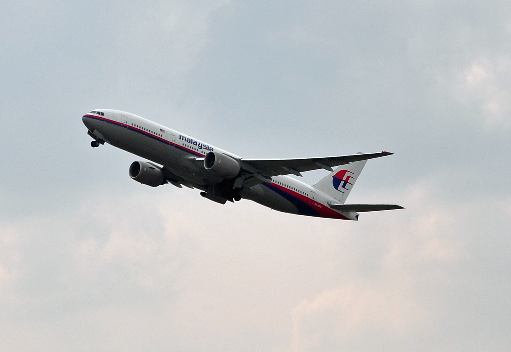 B 777-2H6 der Malaysia Airlines, 9M-MRB, beim Start von FRA - 14.04.2012
