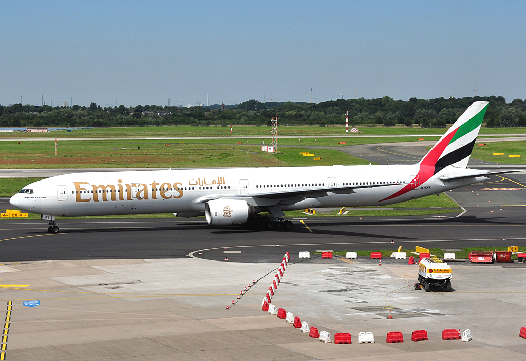 B 777-300 A6-EMS der Emirates taxy in DUS - 24.07.2012