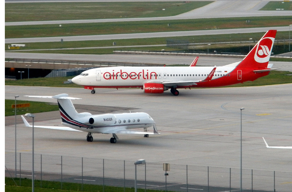 B737-800 D-ABBI der Air Berlin und Gulfstream G-IV-X N-421QS auf dem Flughafen Mnchen - 04.06.2011