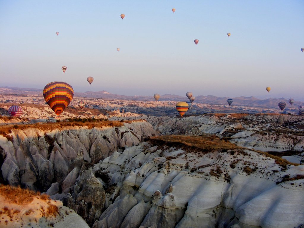 Ballonfahrt in den Sonnenaufgang Kappadokiens (Türkei) am 4.9.2011. 52 Ballons stiegen in den Himmel .