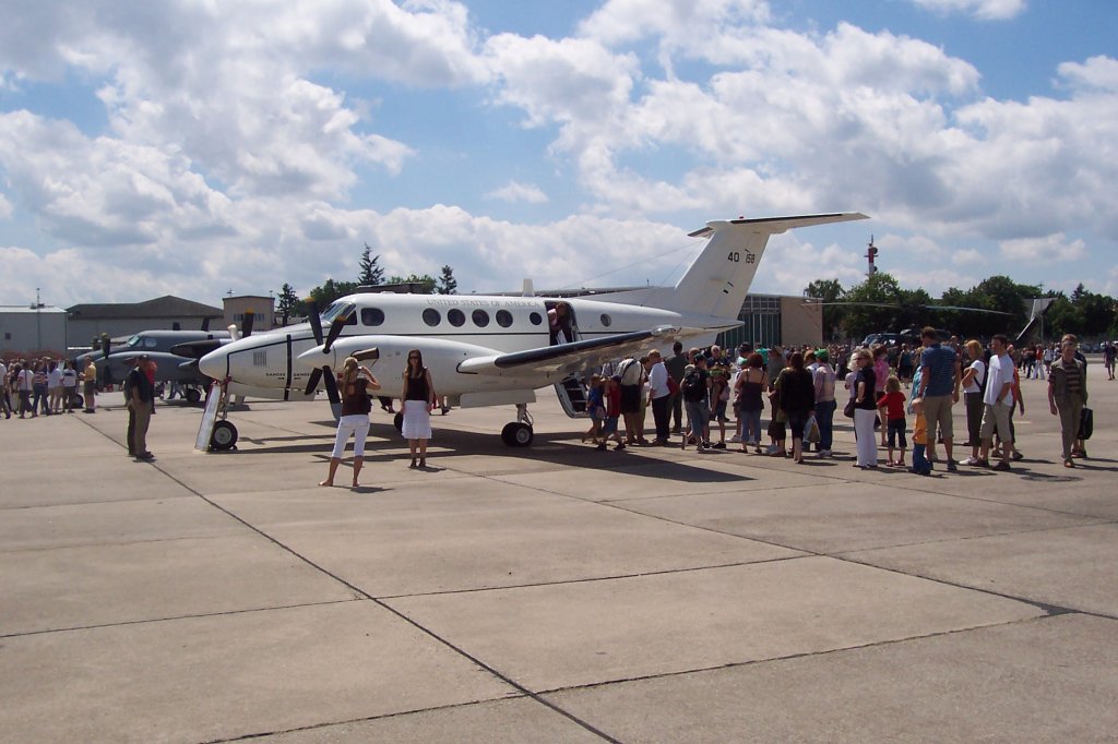 Beechcraft C-12U - 84-00158 - United States Army

aufgenommen am 29. Juni 2008 whrend des Tag der offenen Tr auf dem Wiesbaden Army Air Field