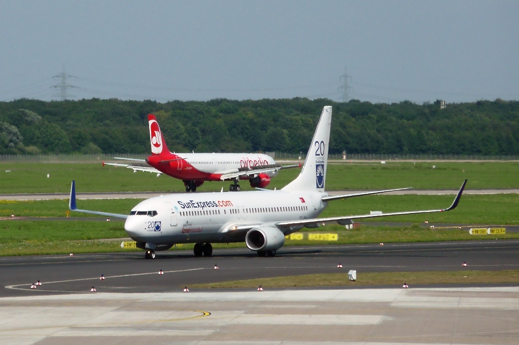Begegnungen: Sun Express TC-SNJ, Boeing 737-86J, und Air Berlin D-ALSA, Airbus A312 , in DUS am 6.9.10