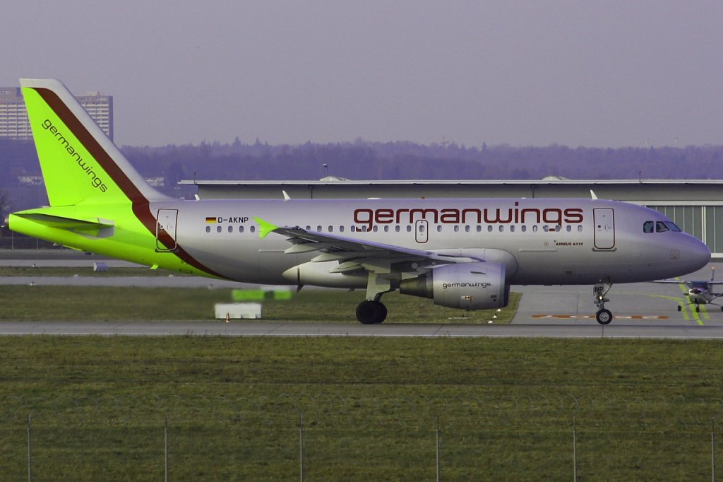 Bei diesem Foto wurden die Farben umgedreht, aber es sieht trotzdem klasse aus: Germanwings-Airbus A319-100 D-AKNP beim Start in Stuttgart am 12.02.11