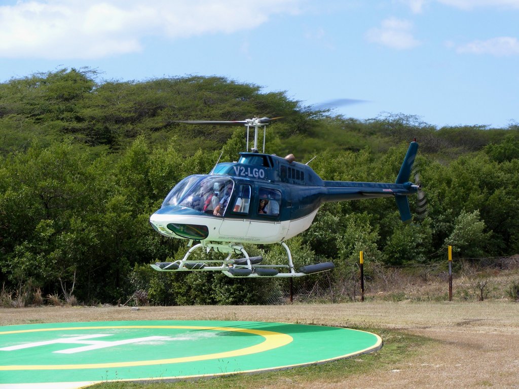 Bell 206B Jet Ranger V2-LGO bei der Landung auf Antigua am 4.3.2013